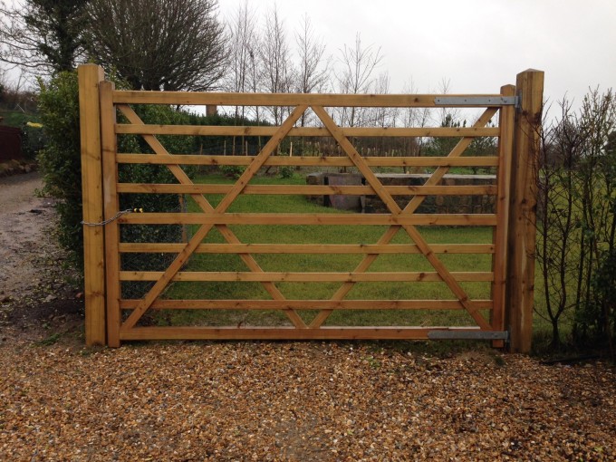 Large custom field gate